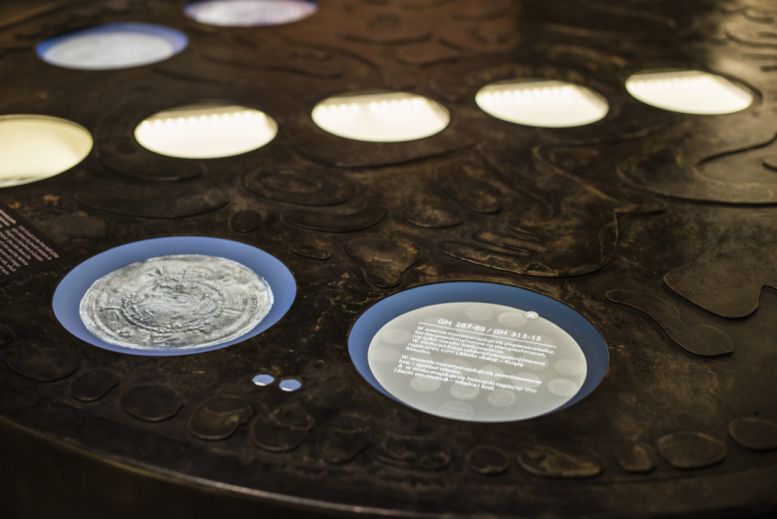 Brakteat (średniowieczne monety)